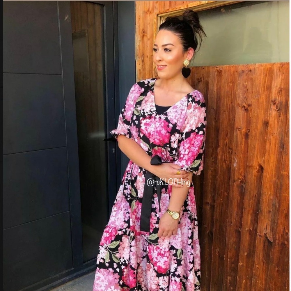 ❌SOLD❌Vibrant Floral V-neck Puff-sleeved Dress S - Picture 1 of 7